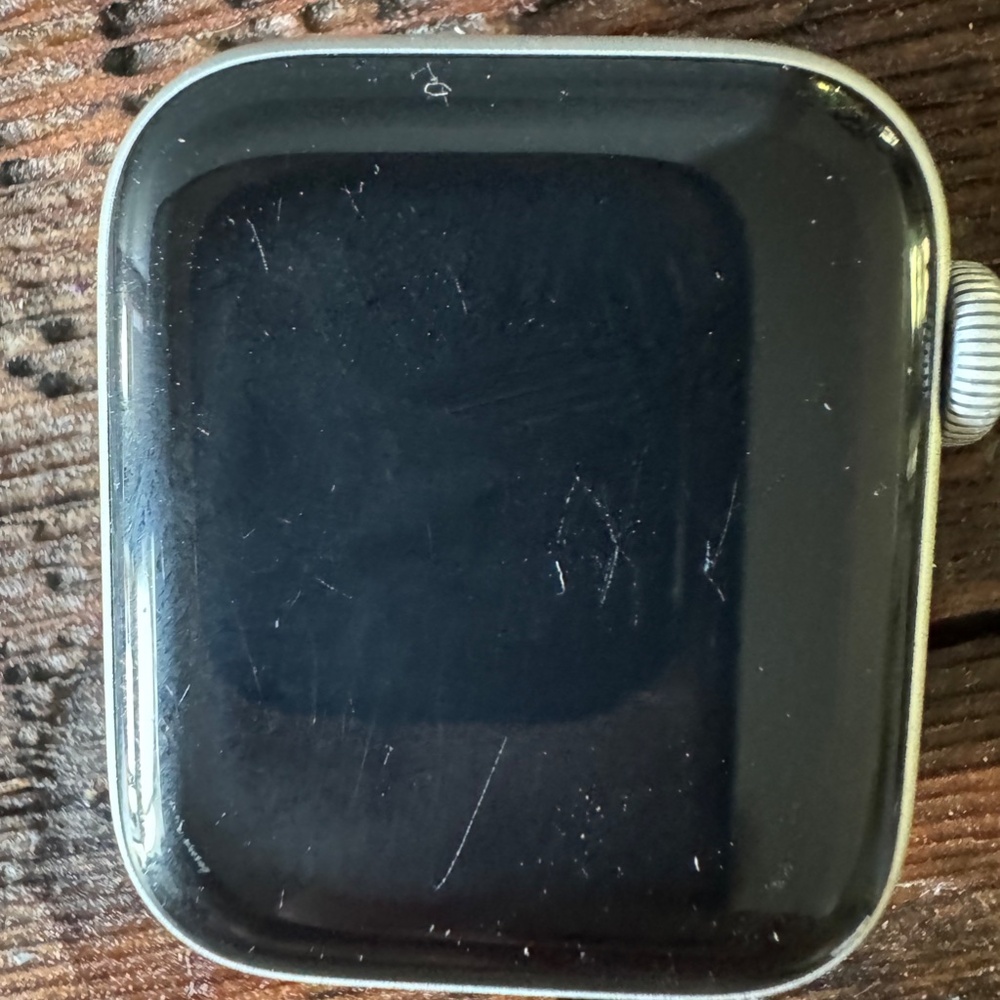 Apple Watch SE 40mm Aluminum/Ceramic case - Picture 4 of 5